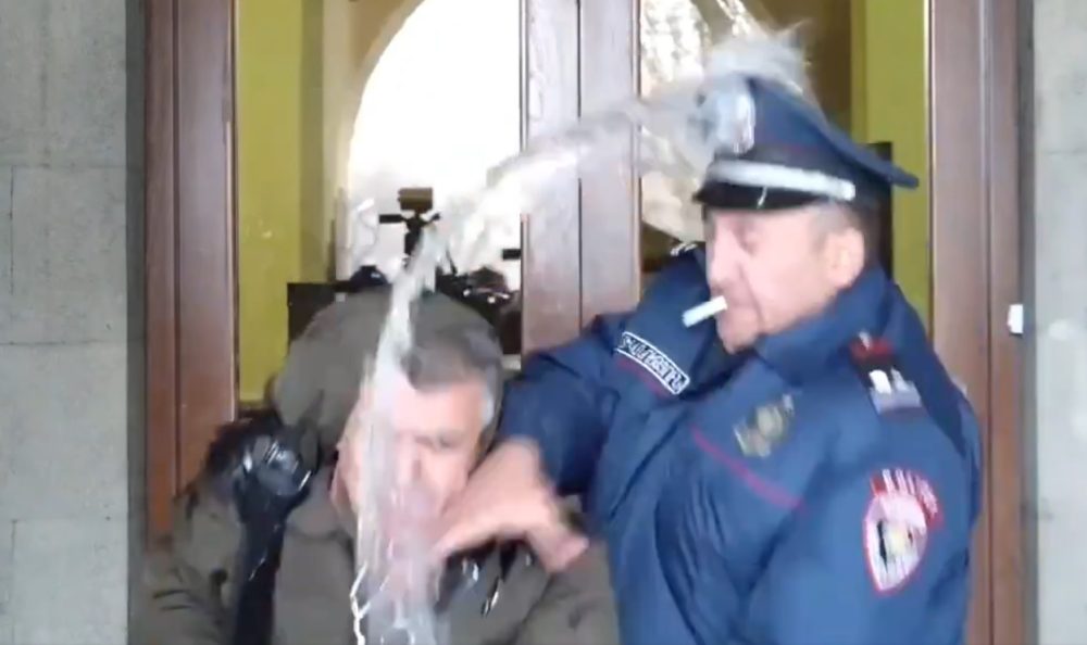 Un hombre intenta quemarse a lo bonzo en Armenia, y un policía lo ha reducido mientras se fumaba un cígar