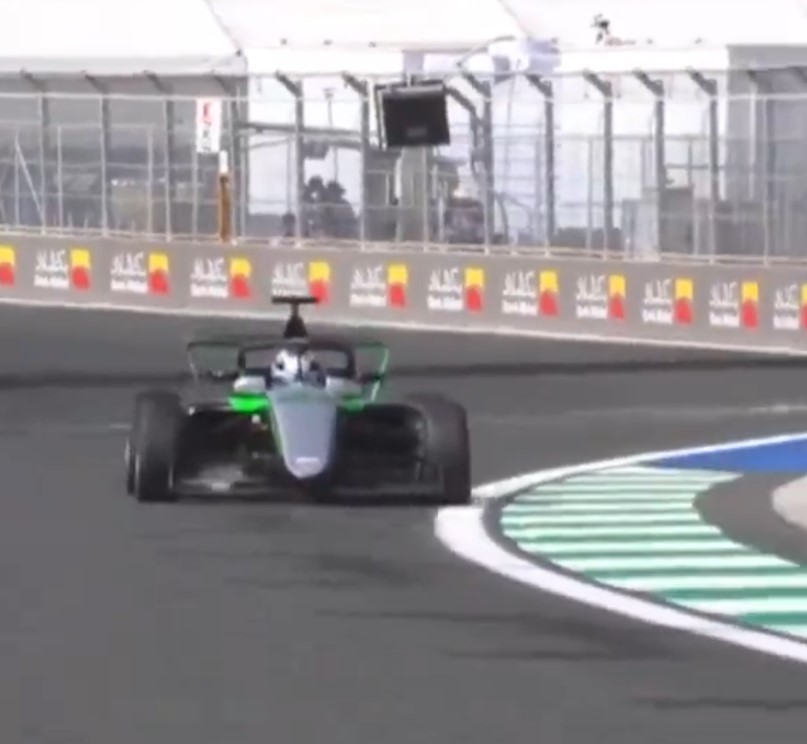 Ayer, en la carrera de la fórmula femenina (F1Academy) la ganadora no se enteró de que la carrera había terminado, y siguió tirando a tope una vuelta más.