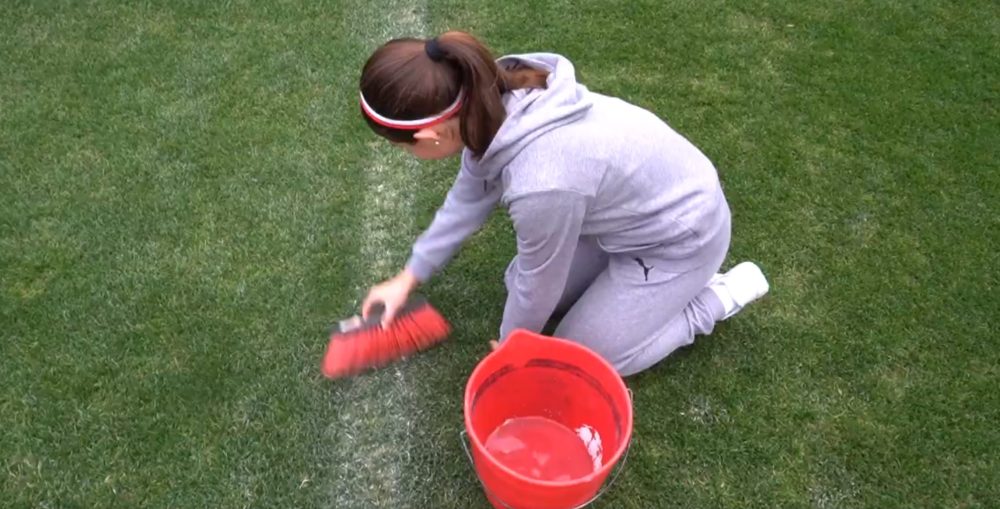 Decidme que el Sporting no acaba de subir un vídeo de una tía limpiando para felicitar el 8M, tiene que ser coña...