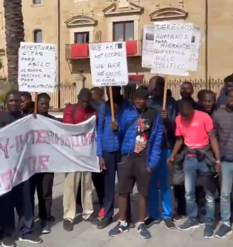 Decenas de inmigrantes irregulares piden papeles en Mérida