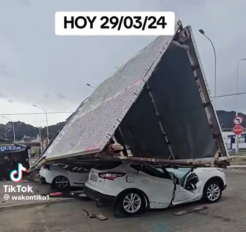 Por suerte no había nadie dentro de esos dos coches...