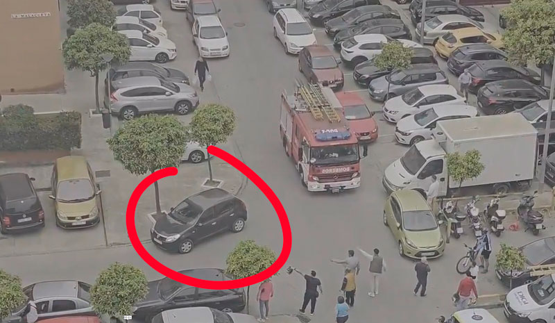 Un coche mal aparcado impide el paso del camión de bomberos y los vecinos se organizan para moverlo a pulso.
