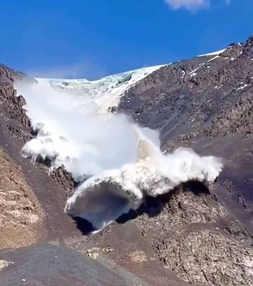 Una gran avalancha completamente desarrollada puede pesar hasta un millón de toneladas y viajar a más de 320 km/h.