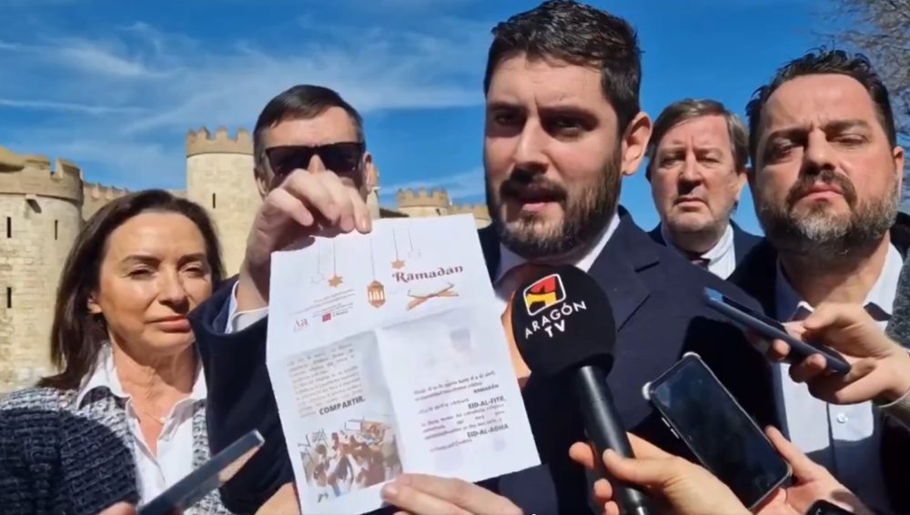 El vicepresidente de Aragón, Alejandro Nolasco, rompe un folleto del Ramadán en Huesca: "El Islam es la religión del maltrato a la mujer".