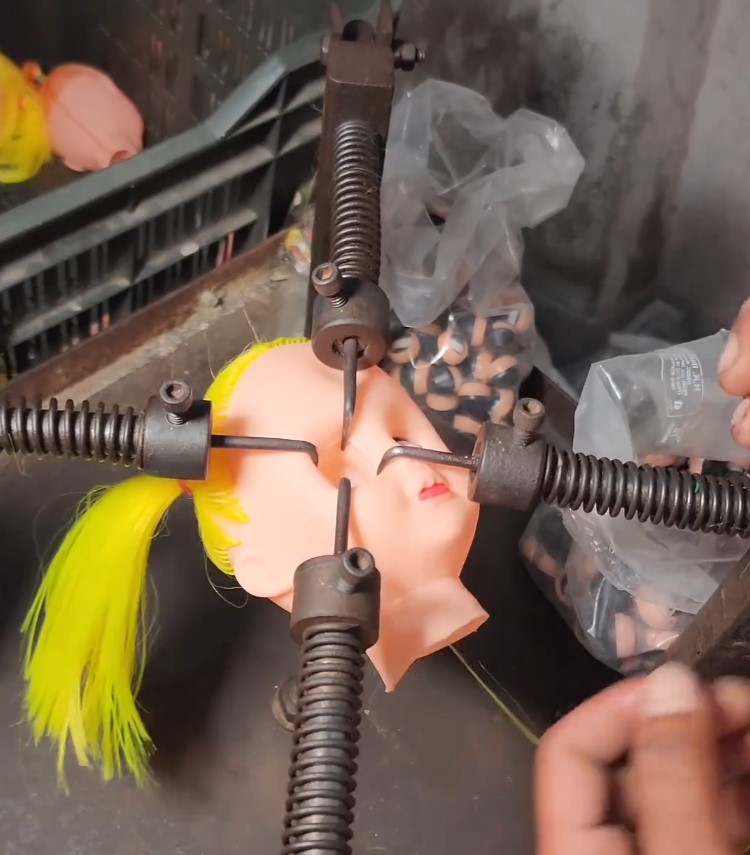 Proceso de fabricación de la Barbie Terror Infernal.