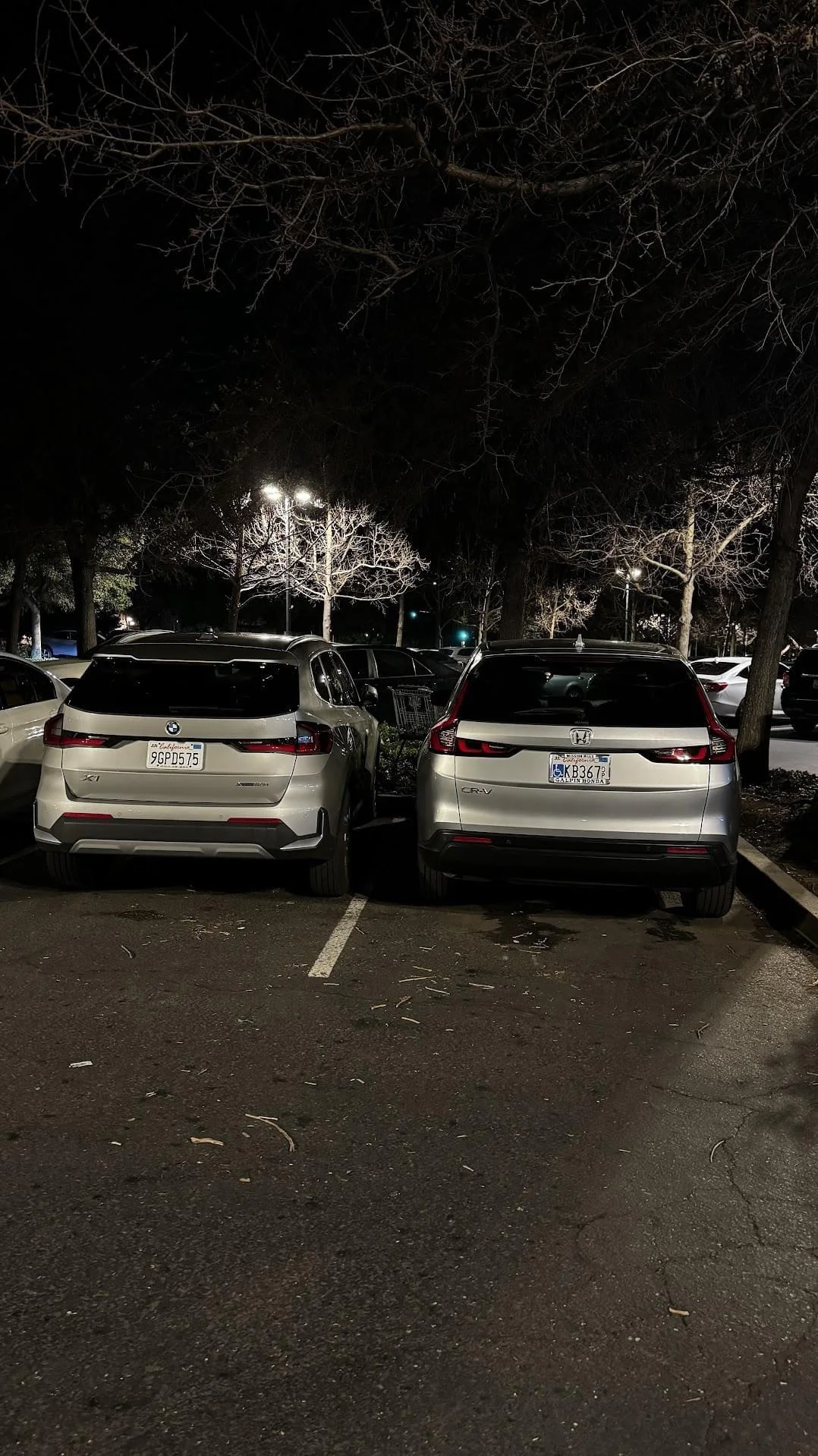 Un BMW X1 aparcado al lado de un Honda CR-V