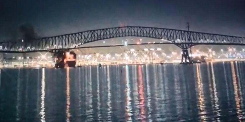 Un barco choca contra el puente Francis Scott Key en Baltimor, causando su colapso total.
