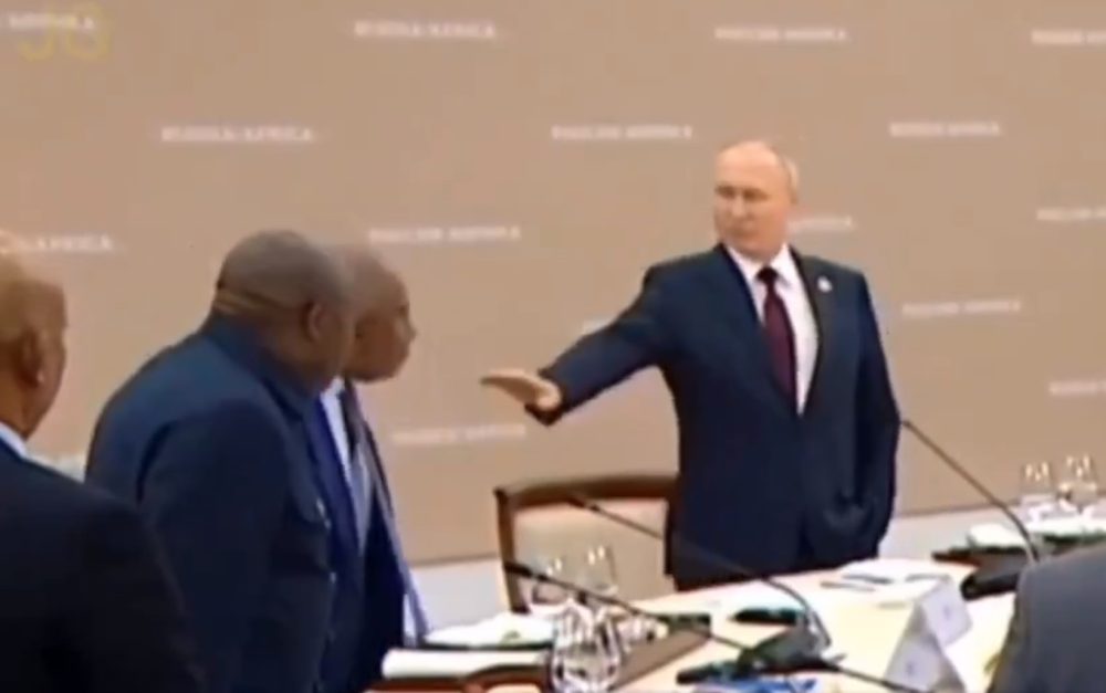 Un presidente africano toma asiento antes que Putin y firma con ello su sentencia de turbomuerte