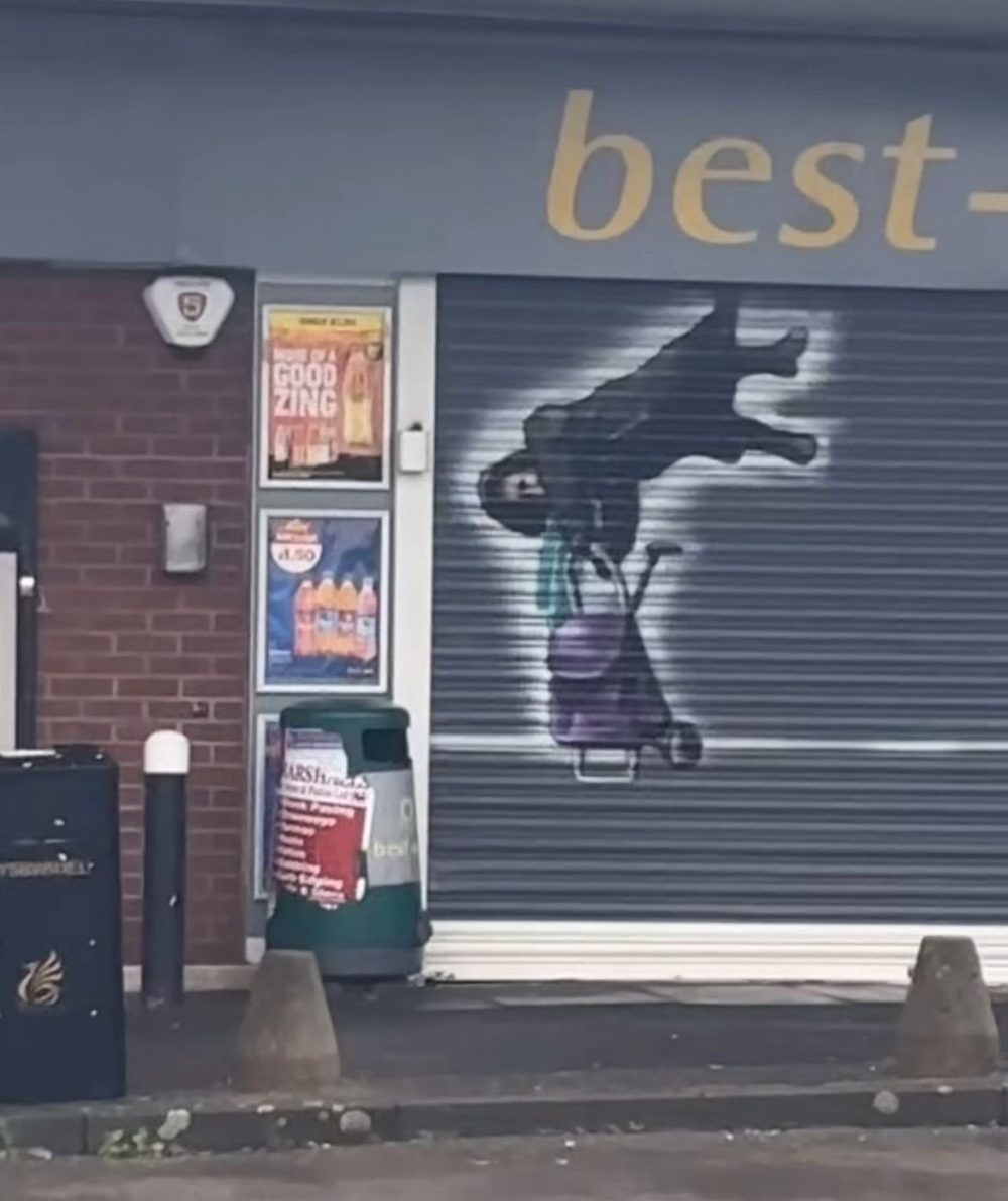 Han hecho una pintada en honor a la señora que se quedó enganchada en una verja...