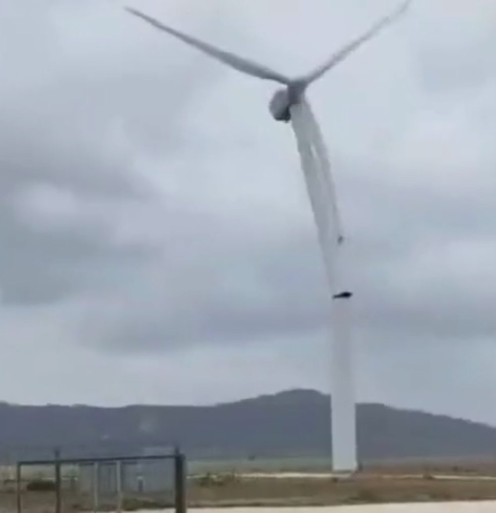 El viento de Levante tira un aerogenerador en Tarifa.