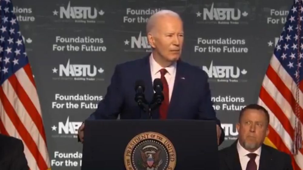 Biden dice "4 años mas. Pausa" en lo que parece un error al leer el guion.