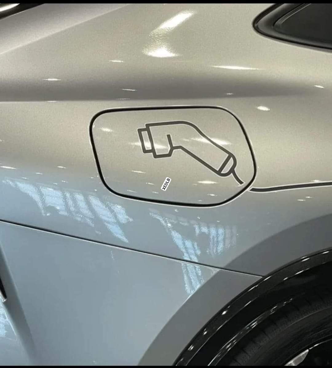 Entiendo lo que pretende la pegatina, pero creo que había mejores formas de ejecutarlo sin que pareciese UN ClPOTE