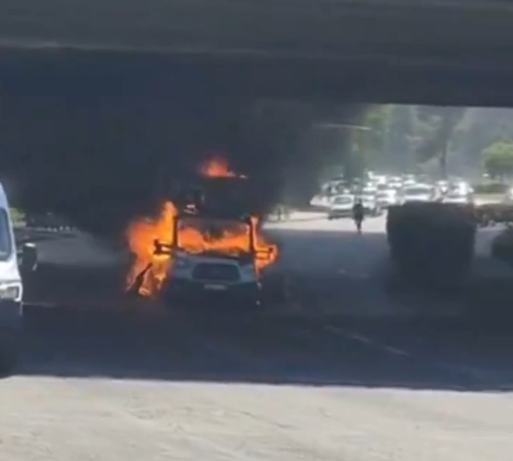 Un camión en llamas desata el caos en Madrid al recorrer un tramo de la M-11 sin conductor