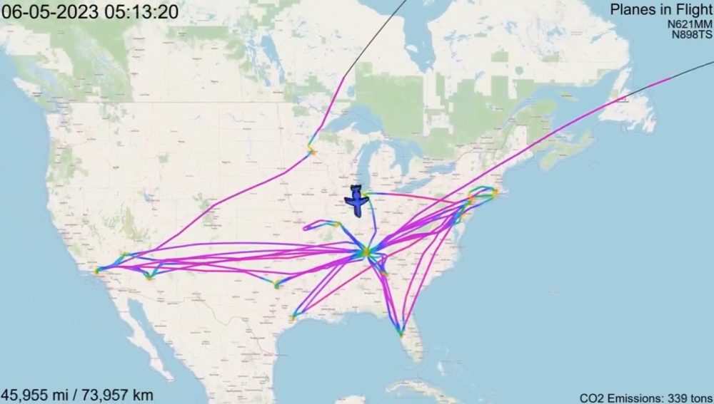 Los dos jets privados de Taylor Swift volaron 286463 kilómetros en 2023, lo que equivale a dar 7 vueltas a la Tierra, emitiendo ~1.200 toneladas de CO2 en el proceso.