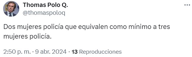 Dos mujeres poIicía intentan reducir a un hombre.