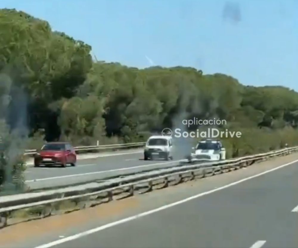 Se esconden con un radar móvil detrás de unos arbustos en una recta de la autopista entre Cádiz y Sevilla