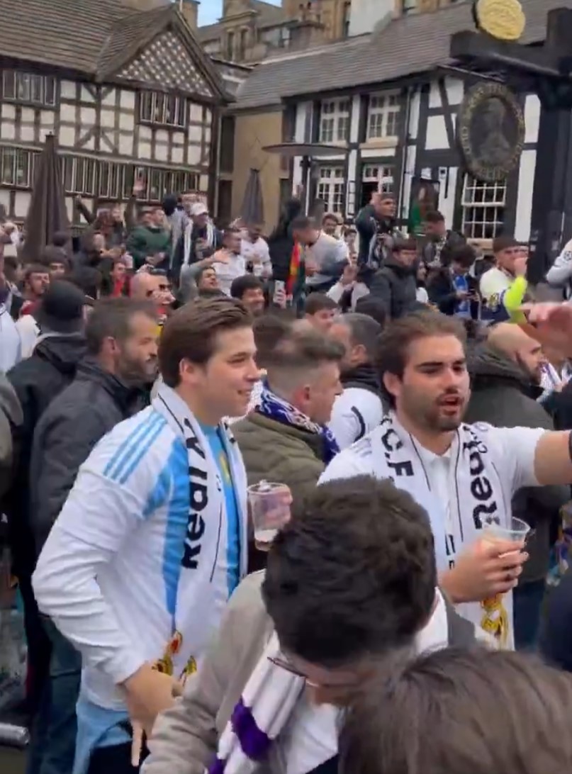 Madridistas en Manchester gritando "El City es de los moros"