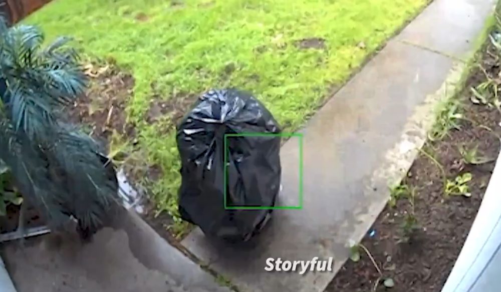Una persona roba un paquete del porche de alguien disfrazado de bolsa de basura.