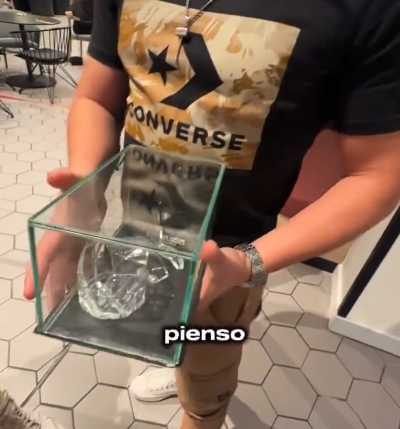 Vaso roto "vendido por 4000 euros".