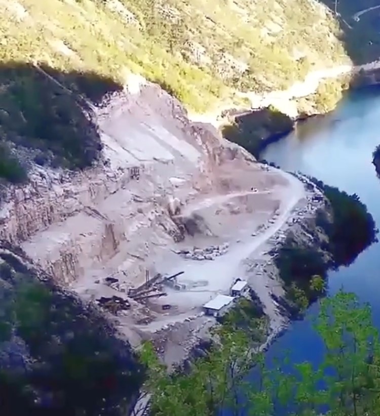 Cuando las explosiones en una cantera acaban moviendo MUCHO más terreno del que esperabas...