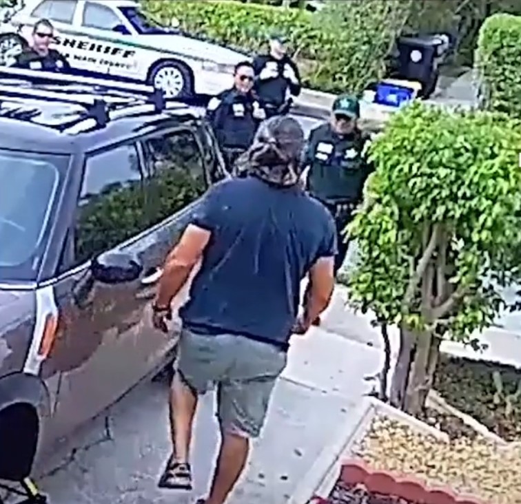 La policía acude a una vivienda de la que salían gritos pidiendo ayuda: "¡Dejadme salir!".