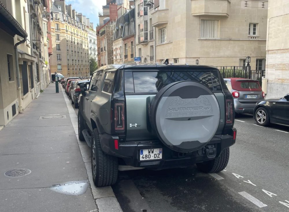 Un Hummer eléctrico aparcado en las calles de París