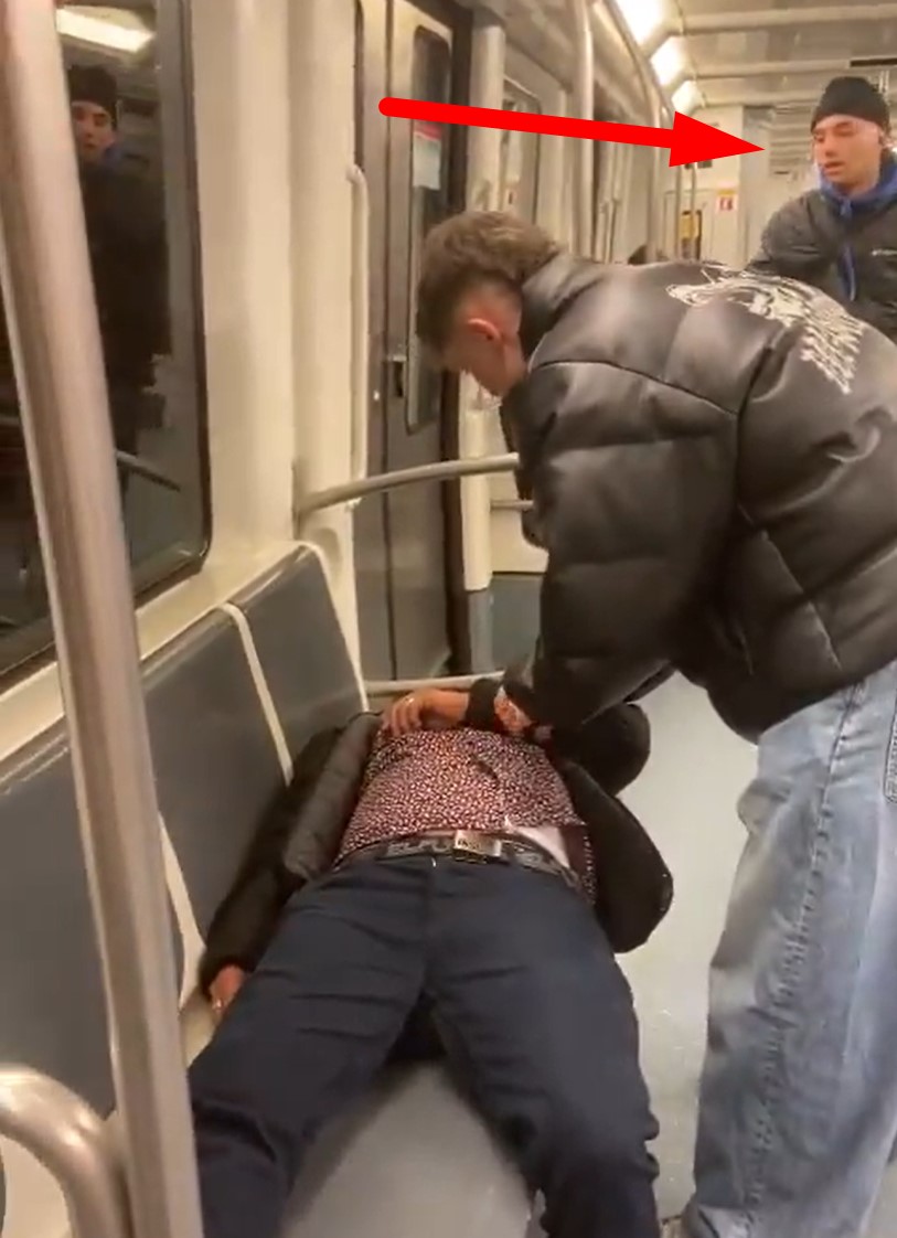 Un chaval intenta despertar a un hombre en el metro de Barcelona y viene otro y le roba el móvil.