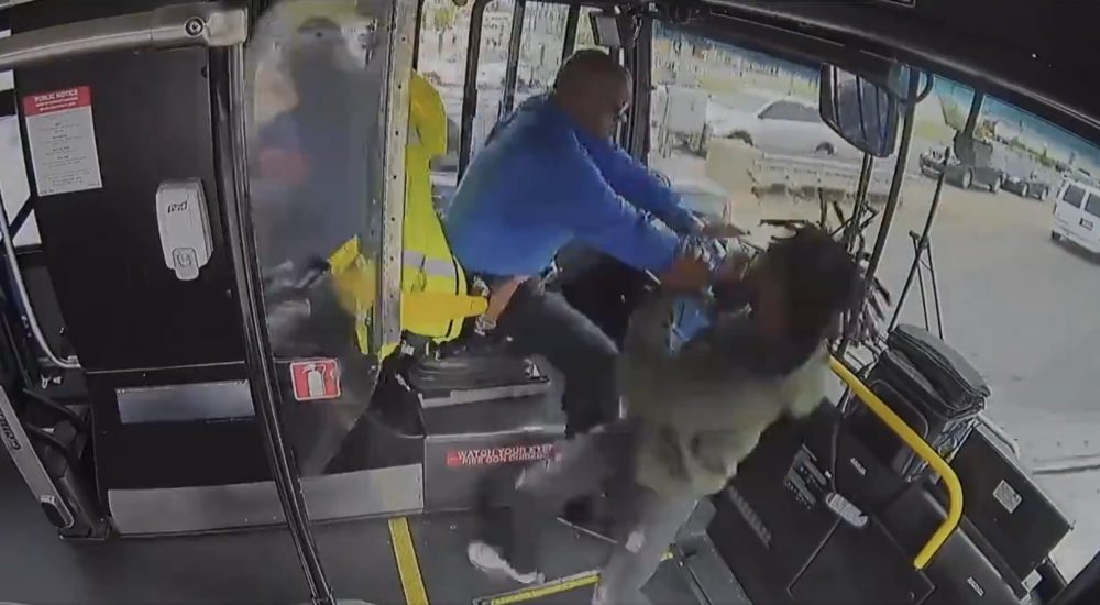 Un hombre ataca al chofer de un autobús en Oklahoma, el bus pierde el control y se estrella, dejando varios heridos.