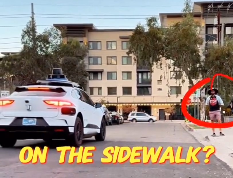 Un tiktoker trolea a coches autónomos poniéndose camisetas con una señal de STOP serigrafiada.