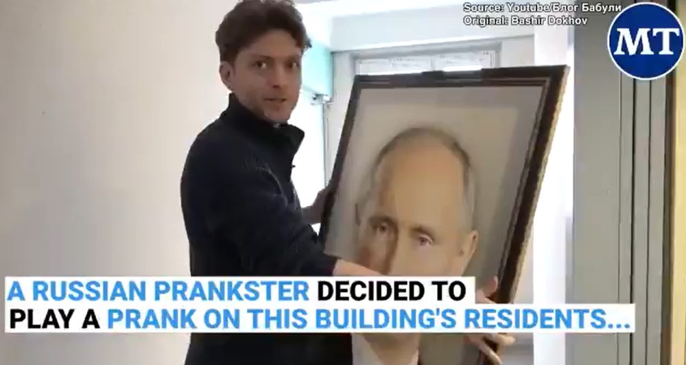 Un YouTuber ruso muy cаchondo cuelga una foto de Putin en el ascensor de un edificio.