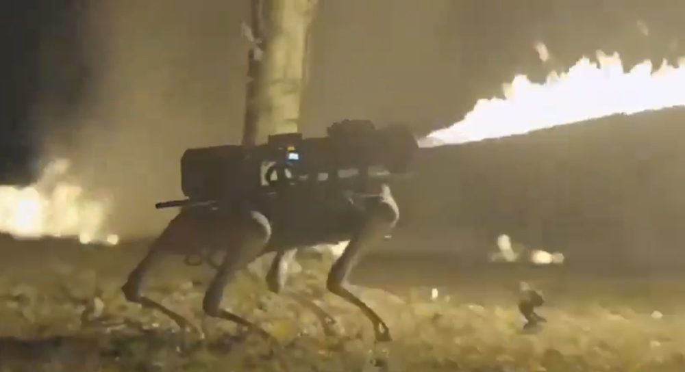 Throwflame presenta el perro robot Thermonator, con un lanzallamas incorporado.
