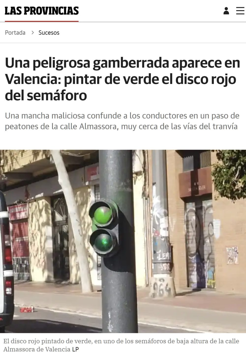 La nueva moda en Valencia: pintar de verde la luz roja de los semáforos.