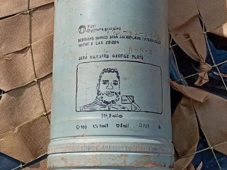 Un tuit con un meme de Bertrand Ndongo aparece en un proyectil de artillería preparado para ser lanzado en Ucrania.