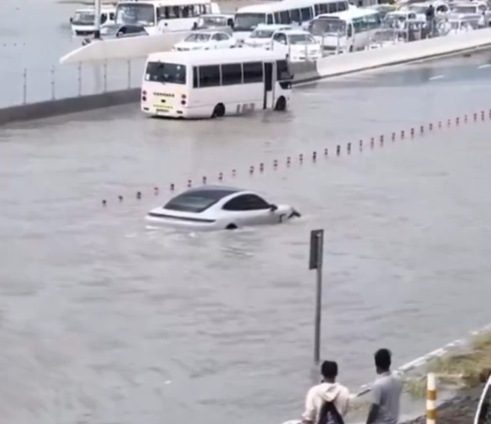 El mejor marketing posible para Porsche: un Taycan surca las aguas de Dubai durante las inundaciones.