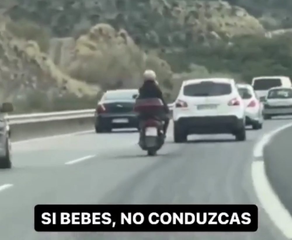 Una moto va de lado a lado por la A-7 (Málaga) hasta que ocurre lo inevitable.