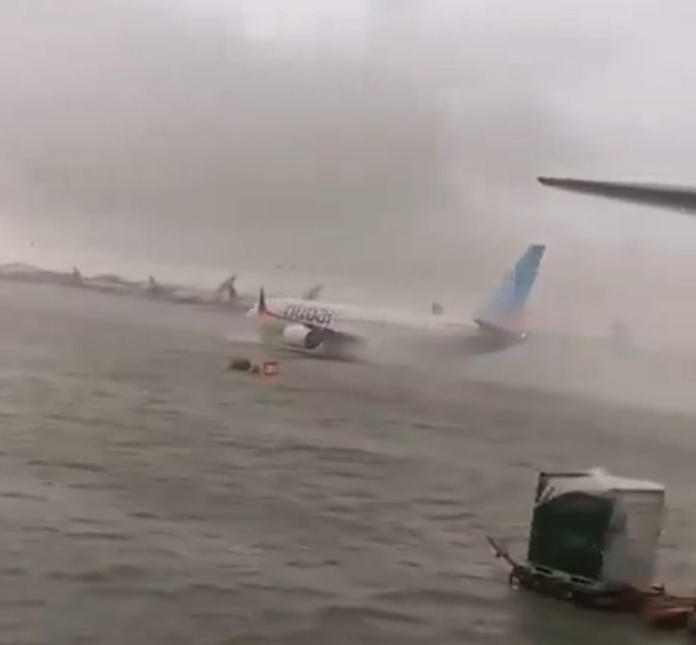 No, no es un avión aterrizando en el mar. Es el aeropuerto de Dubai totalmente inundado.