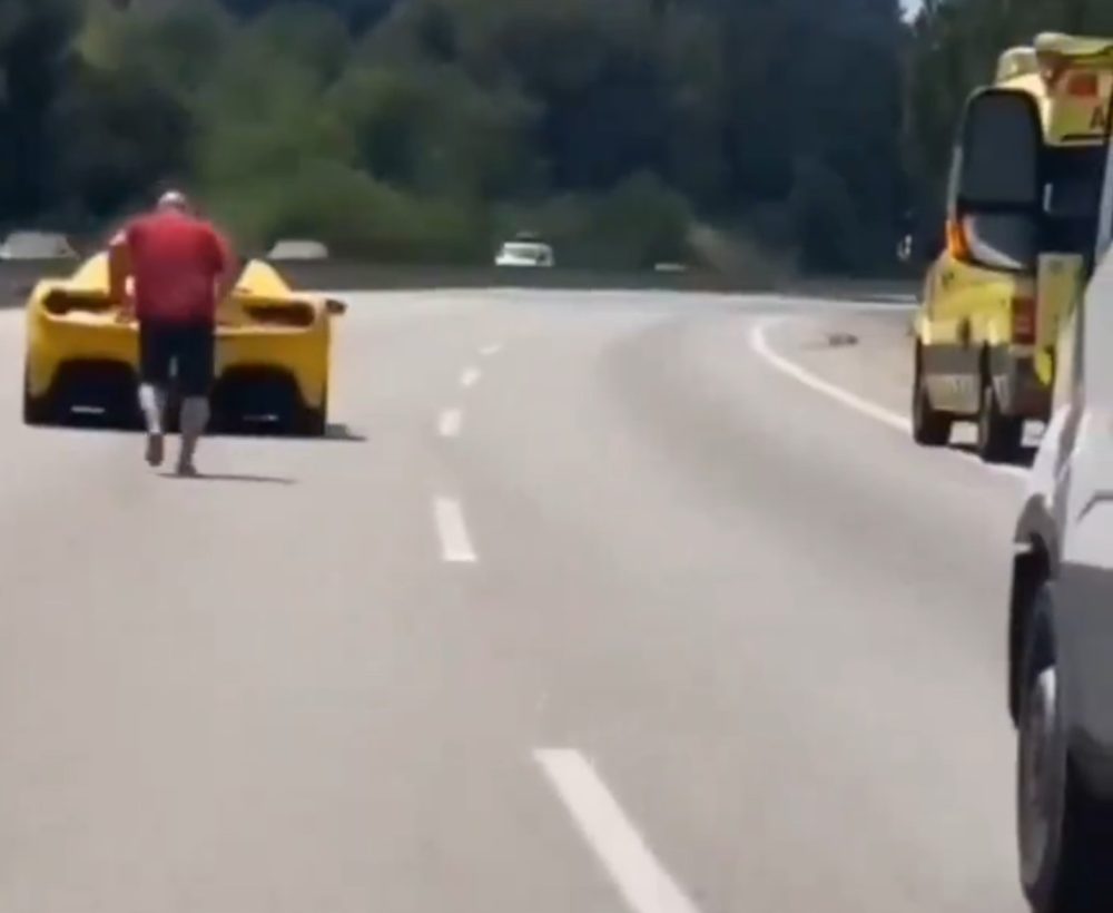Persigue tus sueños: Un hombre corre descalzo detrás de un Ferrari por medio de la AP7.