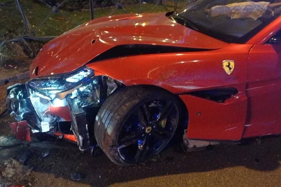 La mujer de un jugador del Alcorcón siniestra su Ferrari en la Cibeles.