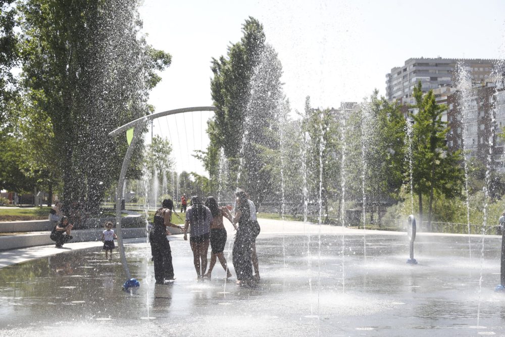 Madrid estrena su nueva "playa urbana", conocida en el resto del mundo como "plaza con chorritos".