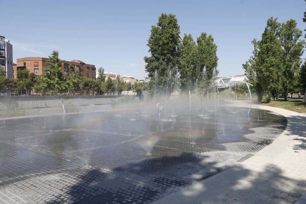 Madrid estrena su nueva "playa urbana", conocida en el resto del mundo como "plaza con chorritos".
