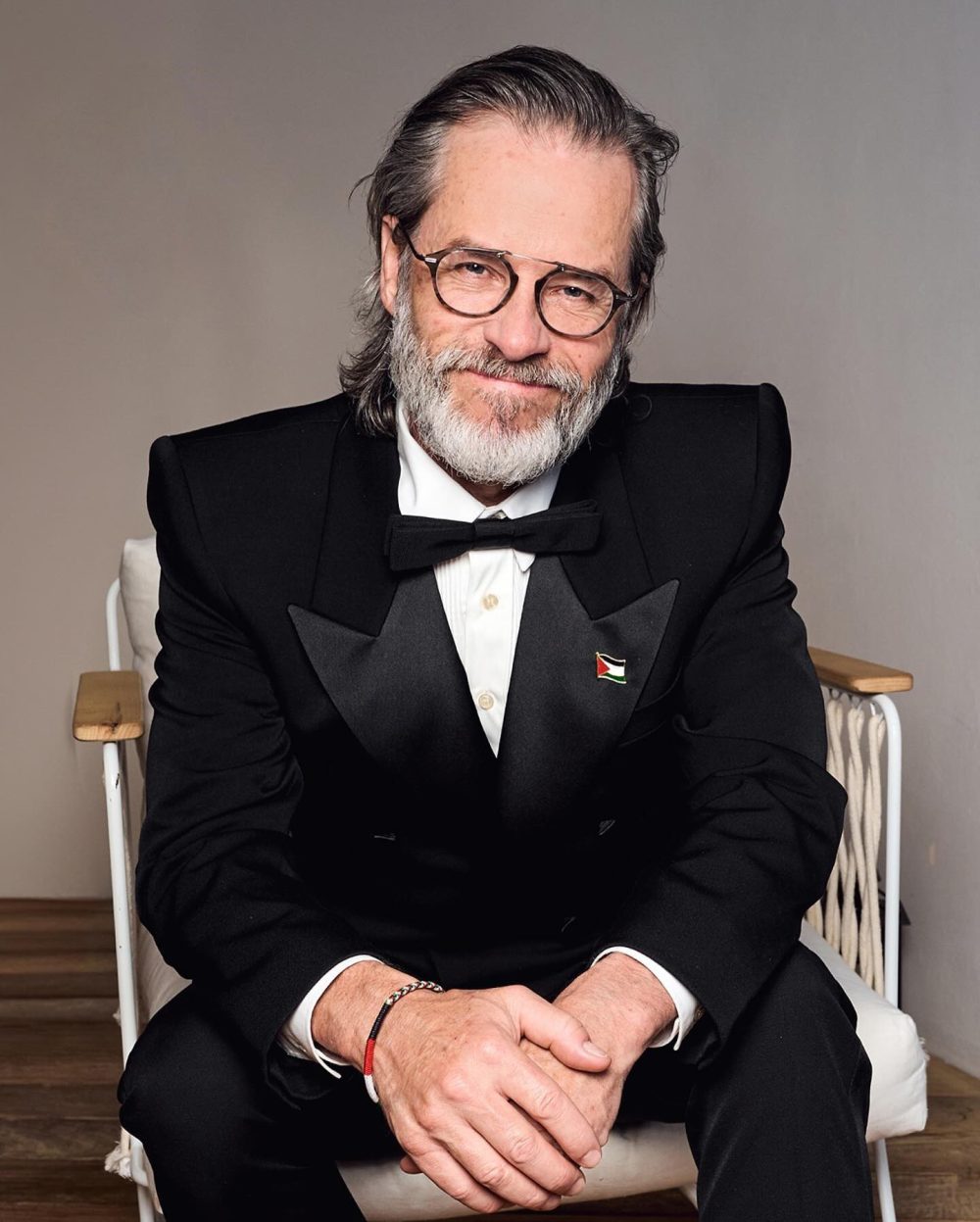 Guy Pearce se solidarizó con Palestina en Cannes llevando un pin y Vanity Fair decidió photoshopearlo.