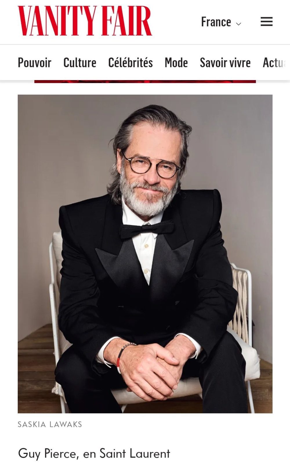 Guy Pearce se solidarizó con Palestina en Cannes llevando un pin y Vanity Fair decidió photoshopearlo.