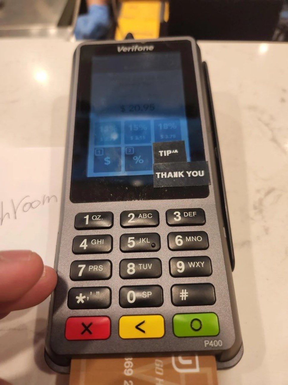 Un restaurante cubre la opción "NO TIP" con una pegatina para forzarte a dar propina.