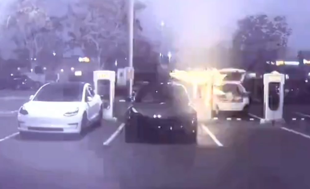Robaré un cable de carga mientras el coche está cargando y su dueño está en el interior... ¿Qué podría salir mal?