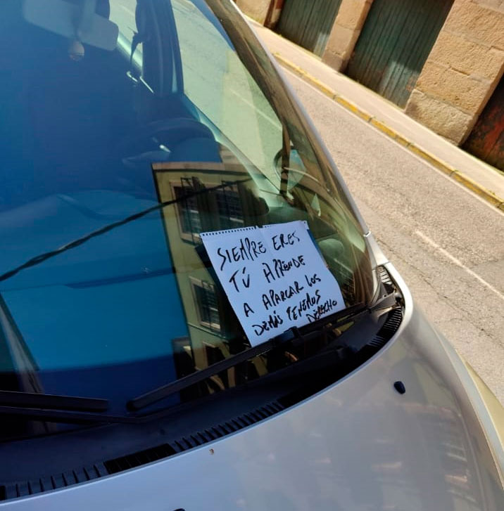 Vecinos colegas que te reservan una plaza de aparcamiento