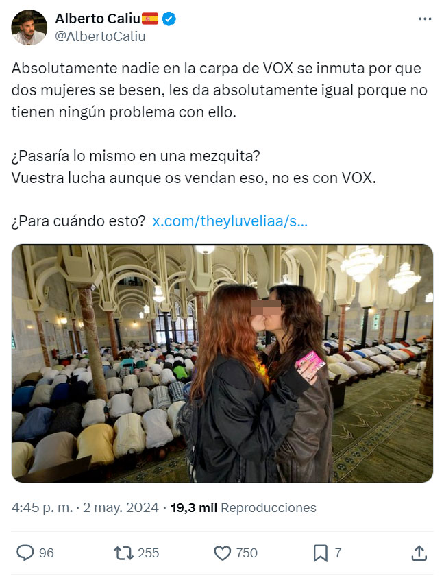 Dos chicas se besan frente a la carpa de Vox en la feria de Abril de Barcelona y no pasa nada.