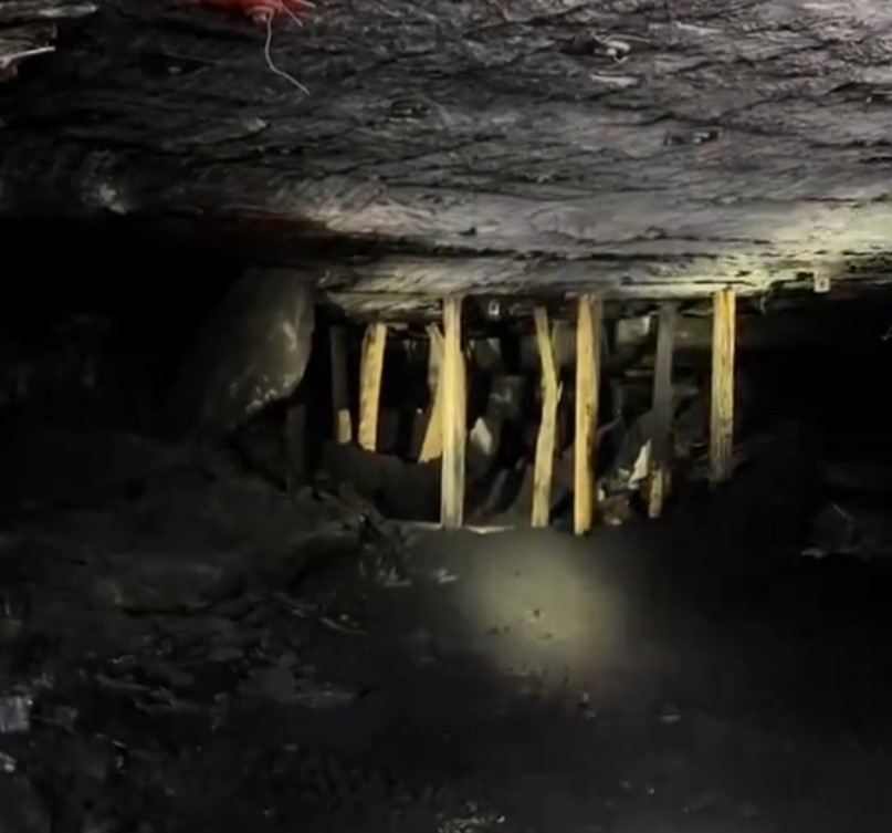 Los mineros utilizan listones de madera porque el sonido que hacen cuando se van quebrando avisa de los derrumbes.