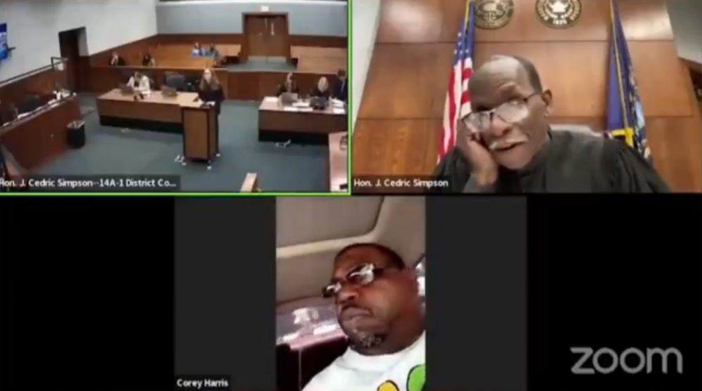 Un hombre conecta por videollamada para declarar en su juicio online por conducir sin carnet... MIENTRAS ESTÁ CONDUCIENDO.