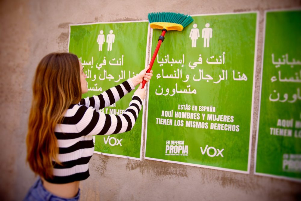 Los nuevos carteles en árabe que está pegando VOX en Cataluña: "Estás en España. Aquí hombres y mujeres tienen los mismos derechos".