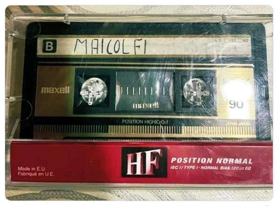 Al sobre con una imagen que me costó entender y me hizo sentir viejo.